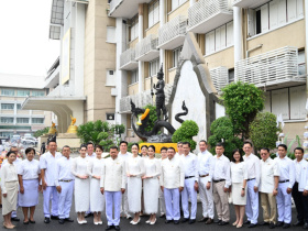 <strong>อ่านเพิ่มเติมเกี่ยวกับ</strong><br>นายประยูร อินสกุล ปลัดกระทรวงเกษตรและสหกรณ์ ในฐานะผู้ทำหน้าที่พระยาแรกนา ประจำปีพุทธศักราช 2568 นายประยูร อินสกุล ปลัดกระทรวงเกษตรและสหกรณ์ ในฐานะผู้ทำหน้าที่พระยาแรกนา ประจำปีพุทธศักราช 2568