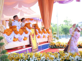 <strong>อ่านเพิ่มเติมเกี่ยวกับ</strong><br>พระบาทสมเด็จพระเจ้าอยู่หัว และสมเด็จพระนางเจ้าฯ พระบรมราชินี เสด็จพระราชดำเนินโดยรถยนต์พระที่นั่งมายังพลับพลาที่ประทับเพื่อเป็นองค์ประธานในงานพระราชพิธีพืชมงคลจรดพระนังคัลแรกนาขวัญ ปีพุทธศักราช 2568 พระบาทสมเด็จพระเจ้าอยู่หัว และสมเด็จพระนางเจ้าฯ พระบรมราชินี เสด็จพระราชดำเนินโดยรถยนต์พระที่นั่งมายังพลับพลาที่ประทับเพื่อเป็นองค์ประธานในงานพระราชพิธีพืชมงคลจรดพระนังคัลแรกนาขวัญ ปีพุทธศักราช 2568