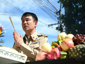 <strong>อ่านเพิ่มเติมเกี่ยวกับ</strong><br>อธิบดีกรมส่งเสริมสหกรณ์ เข้าสักการะสิ่งศักดิ์สิทธิ์ ไหว้ศาลพระภูมิเจ้าที่ ศาลเจ้าแม่เข็มทอง และศาลคุณตาทองคุณยายเงิน อธิบดีกรมส่งเสริมสหกรณ์ เข้าสักการะสิ่งศักดิ์สิทธิ์ ไหว้ศาลพระภูมิเจ้าที่ ศาลเจ้าแม่เข็มทอง และศาลคุณตาทองคุณยายเงิน