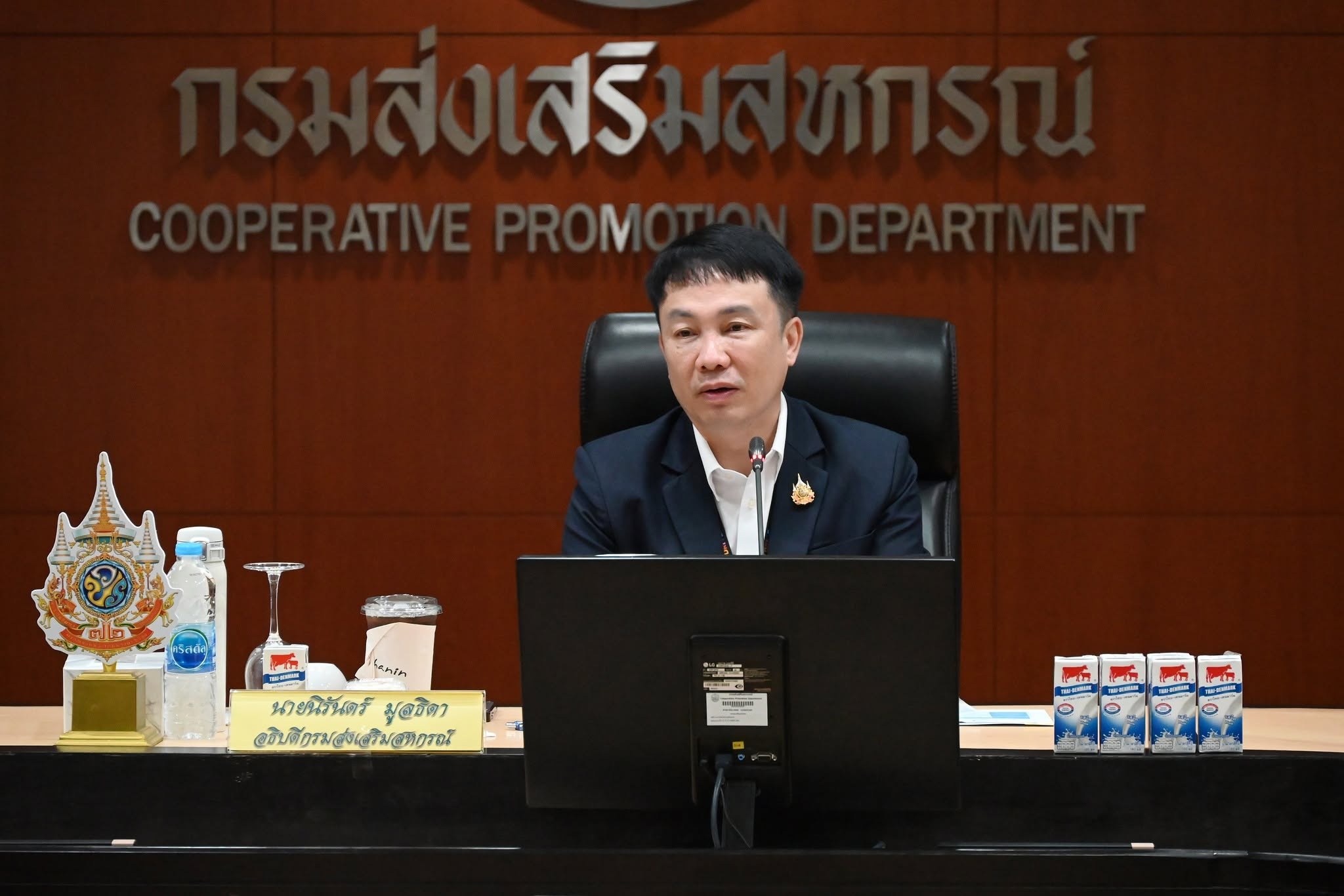 อธิบดีนิรันดร์รับลูกประชุมมิลค์บอร์ดช่วย อส.ค.กระจายนมไทย - ... พารามิเตอร์รูปภาพ 1