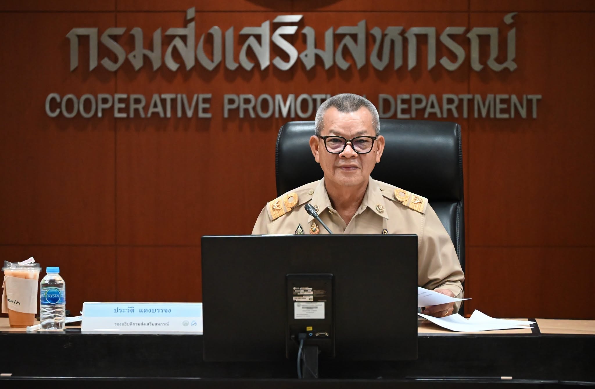 รองอธิบดีกรมส่งเสริมสหกรณ์ พร้อมด้วย นางสาวอัจฉรา สุขเสวก ... พารามิเตอร์รูปภาพ 1