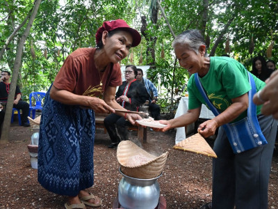 รองอธิบดีกรมส่งเสริมสหกรณ์ พร้อมด้วย ก ผู้ตรวจราชการกรม ... พารามิเตอร์รูปภาพ 9