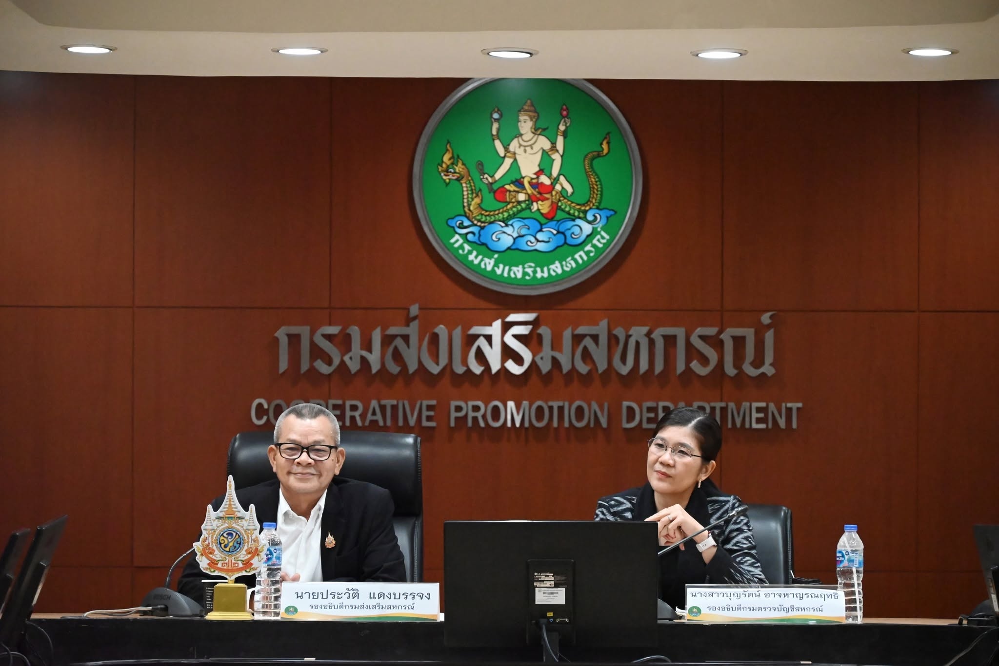 รองอธิบดีกรมส่งเสริมสหกรณ์ พร้อมด้วย นางสาวบุญรัตน์ ... พารามิเตอร์รูปภาพ 1