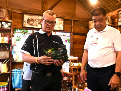 รองอธิบดีกรมส่งเสริมสหกรณ์ พร้อมด้วย ผู้ตรวจราชการกรม ... พารามิเตอร์รูปภาพ 3