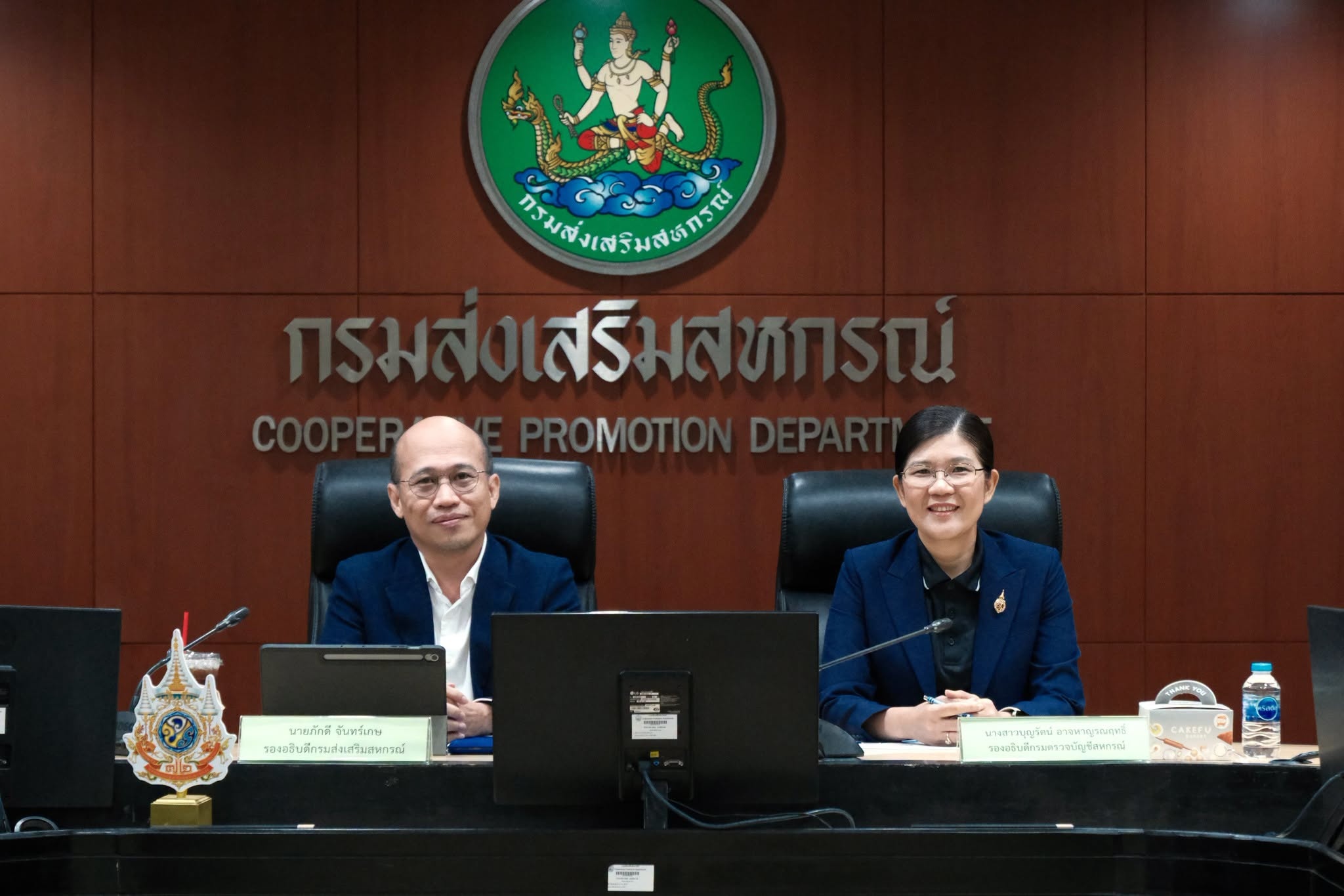 รองอธิบดีกรมส่งเสริมสหกรณ์ พร้อมด้วย ... พารามิเตอร์รูปภาพ 1