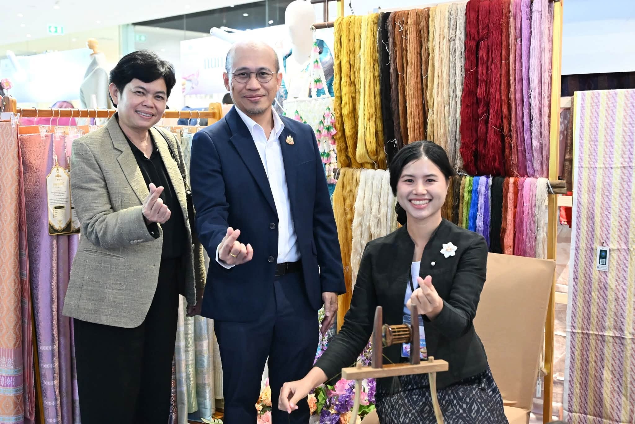 รองอธิบดีกรมส่งเสริมสหกรณ์ ร่วมพิธีเปิดงาน “หม่อนไหมสัญจร ... พารามิเตอร์รูปภาพ 1