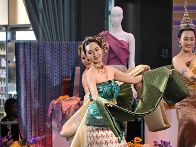 รองอธิบดีกรมส่งเสริมสหกรณ์ ร่วมพิธีเปิดงาน “หม่อนไหมสัญจร ... พารามิเตอร์รูปภาพ 17