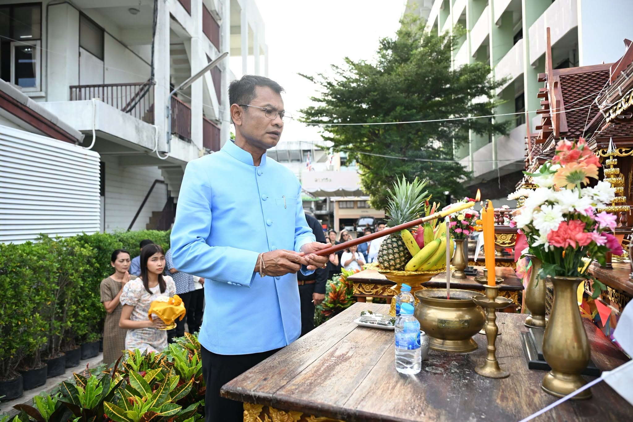 รองอธิบดีกรมส่งเสริมสหกรณ์ เข้าสักการะสิ่งศักดิ์สิทธิ์ ... พารามิเตอร์รูปภาพ 1
