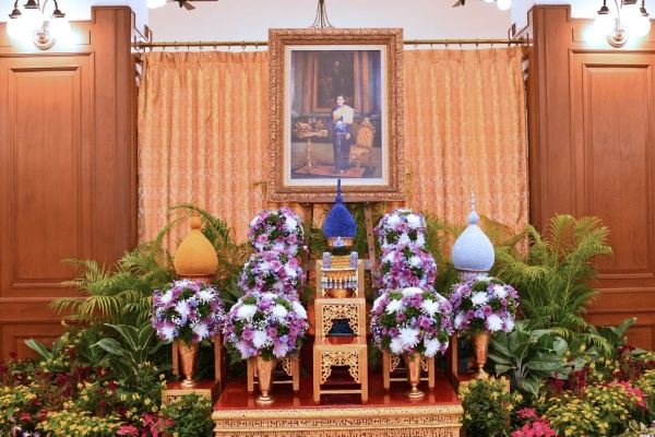 ร่วมถวายแจกันดอกไม้และลงนามถวายพระพรสมเด็จพระกนิษฐาธิราชเจ้า กรมสมเด็จพระเทพรัตนราชสุดาฯ สยามบรมราชกุมารี ... พารามิเตอร์รูปภาพ 1