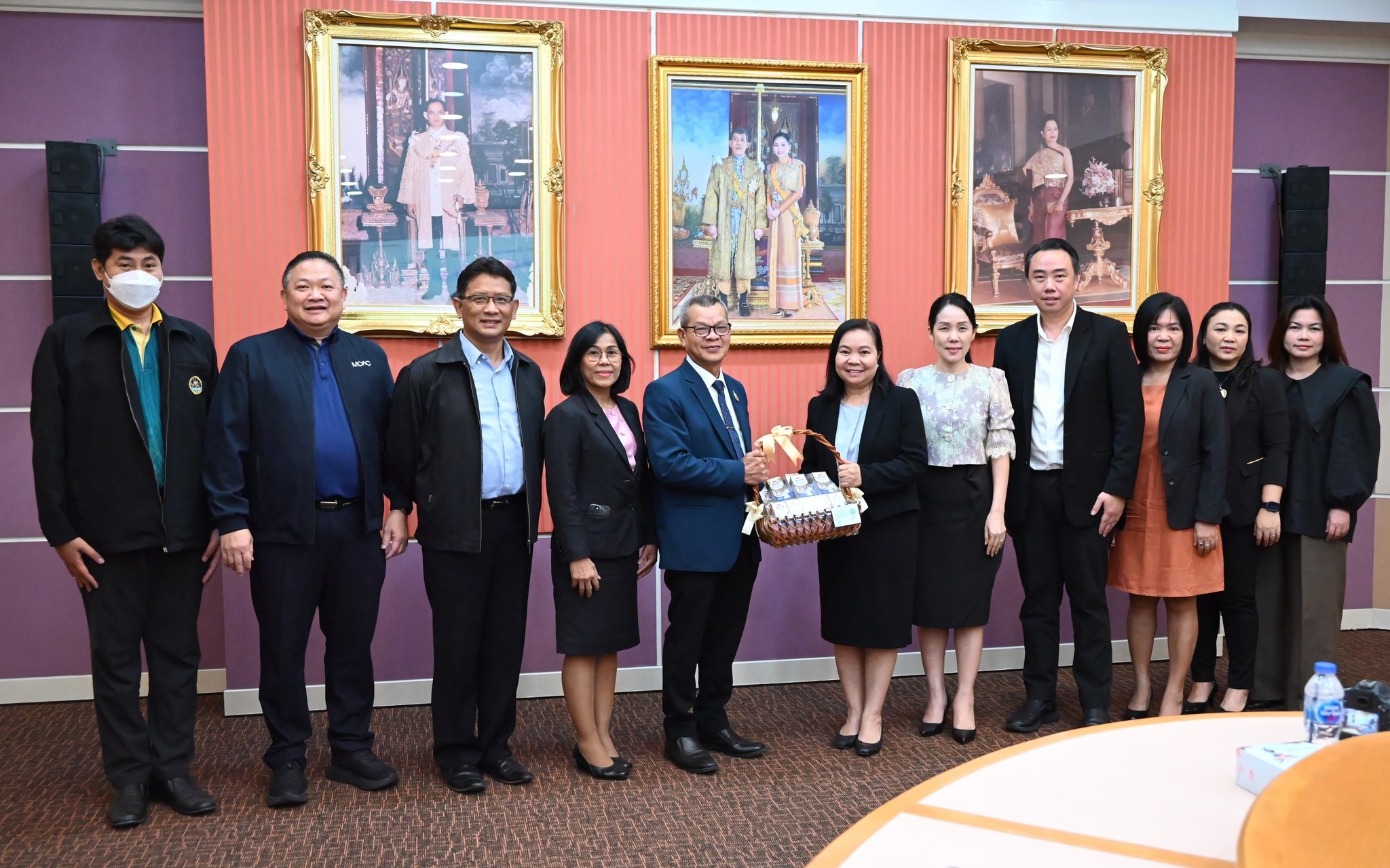 รองอธิบดีกรมส่งเสริมสหกรณ์ พร้อมด้วยคณะผู้บริหาร ... พารามิเตอร์รูปภาพ 1