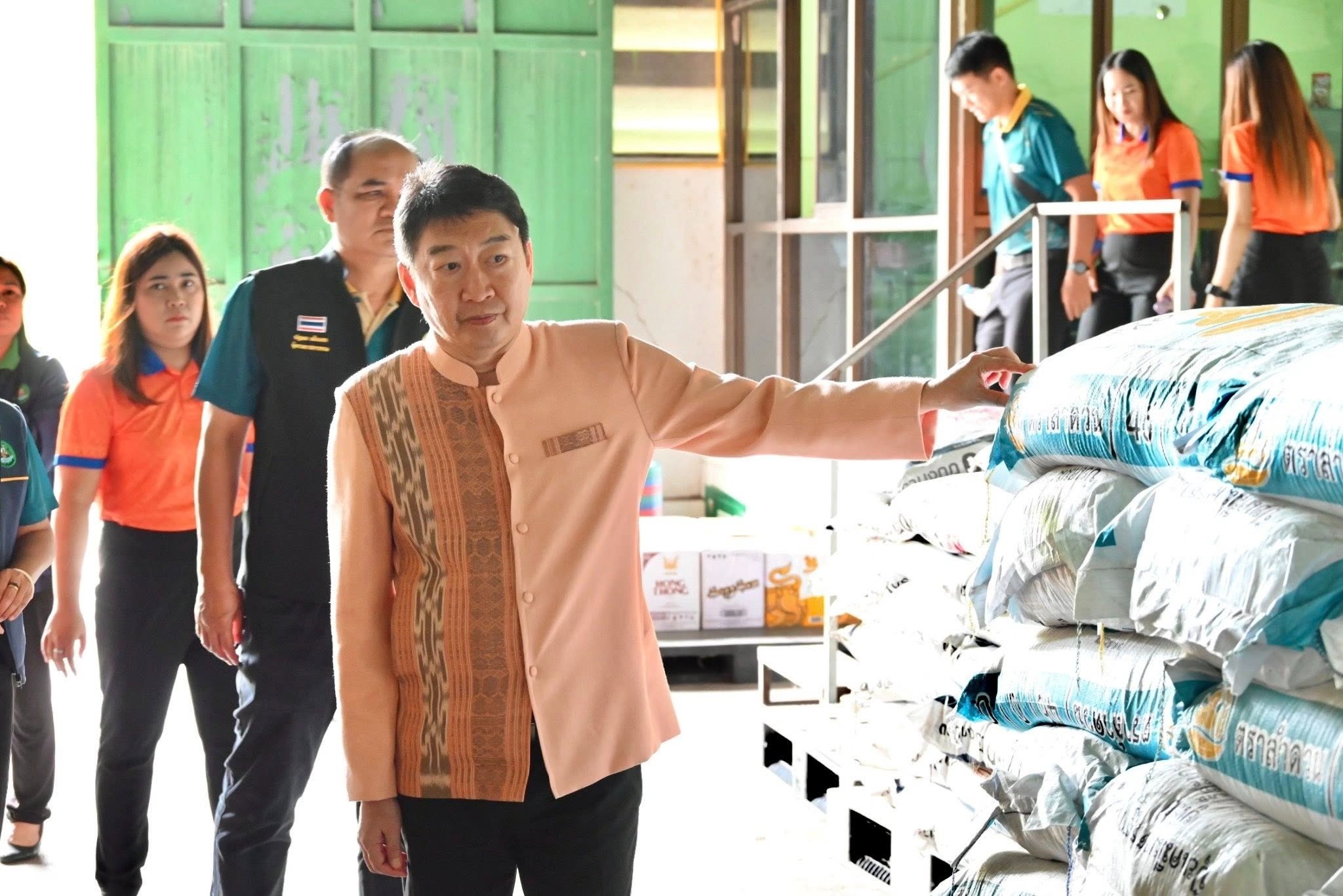 อธิบดีกรมส่งเสริมสหกรณ์ พร้อมด้วย ผู้ตรวจราชการกรม ... พารามิเตอร์รูปภาพ 27