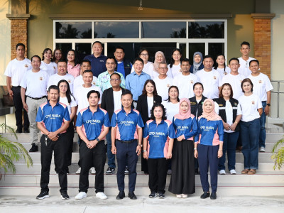 อธิบดีกรมส่งเสริมสหกรณ์ พร้อมด้วย นายประวัติ แดงบรรจง ... พารามิเตอร์รูปภาพ 1