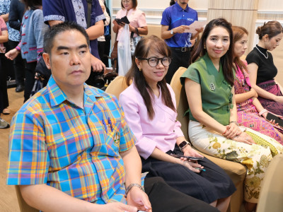 นายประยูร อินสกุล ปลัดกระทรวงเกษตรและสหกรณ์ และนายวิณะโรจน์ ... พารามิเตอร์รูปภาพ 12