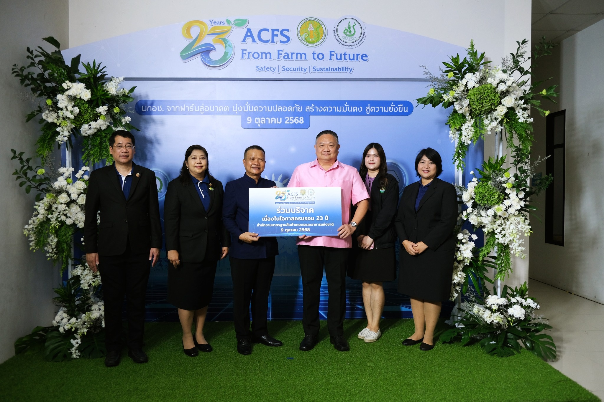 นายสาธิต ปานขำ เลขานุการกรม ... พารามิเตอร์รูปภาพ 1