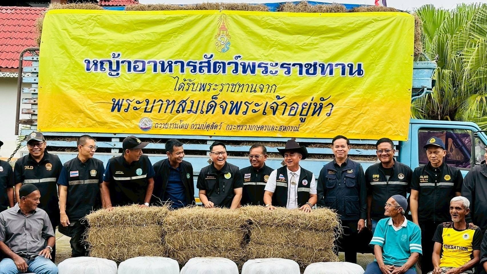 รองอธิบดีกรมส่งเสริมสหกรณ์ และ นายธัชพงศ์ บัวนุช ... พารามิเตอร์รูปภาพ 1