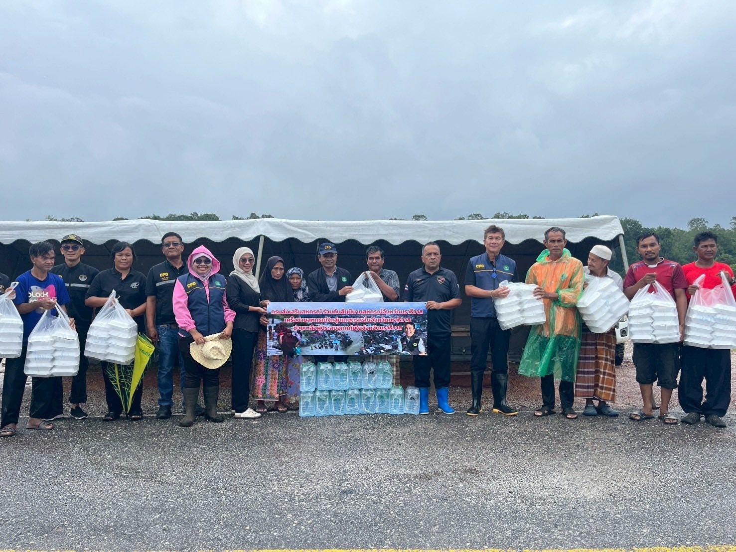 รองอธิบดีกรมส่งเสริมสหกรณ์ พร้อมด้วย นายธัชพงศ์ บัวนุช ... พารามิเตอร์รูปภาพ 1