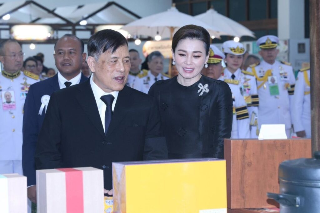 พระบาทสมเด็จพระวชิรเกล้าเจ้าอยู่หัว พร้อมด้วย ... พารามิเตอร์รูปภาพ 1