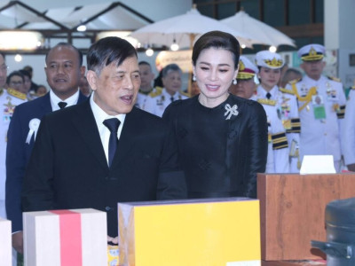 พระบาทสมเด็จพระวชิรเกล้าเจ้าอยู่หัว พร้อมด้วย ... พารามิเตอร์รูปภาพ 1