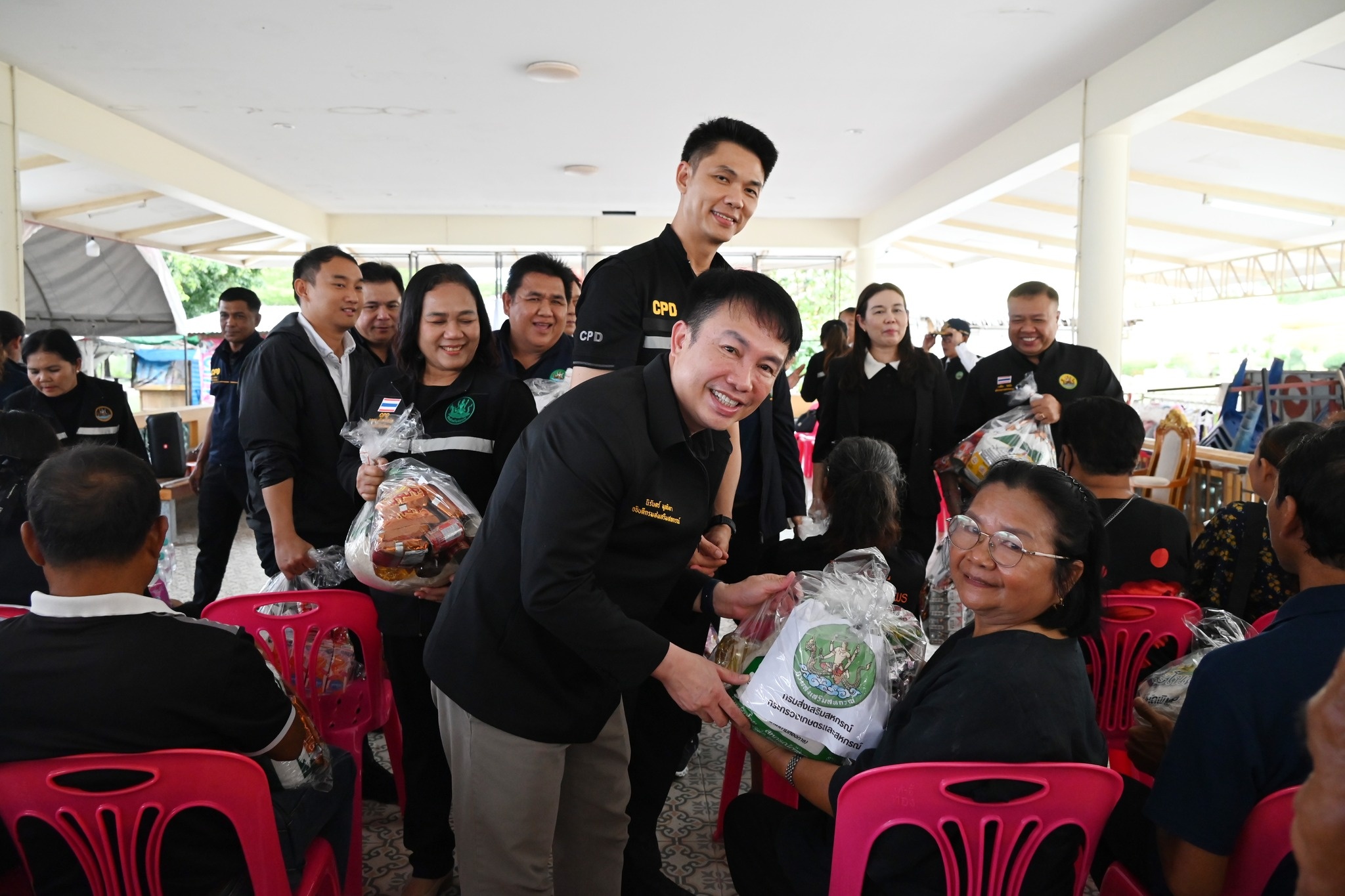 อธิบดีกรมส่งเสริมสหกรณ์ พร้อมด้วย ... พารามิเตอร์รูปภาพ 1