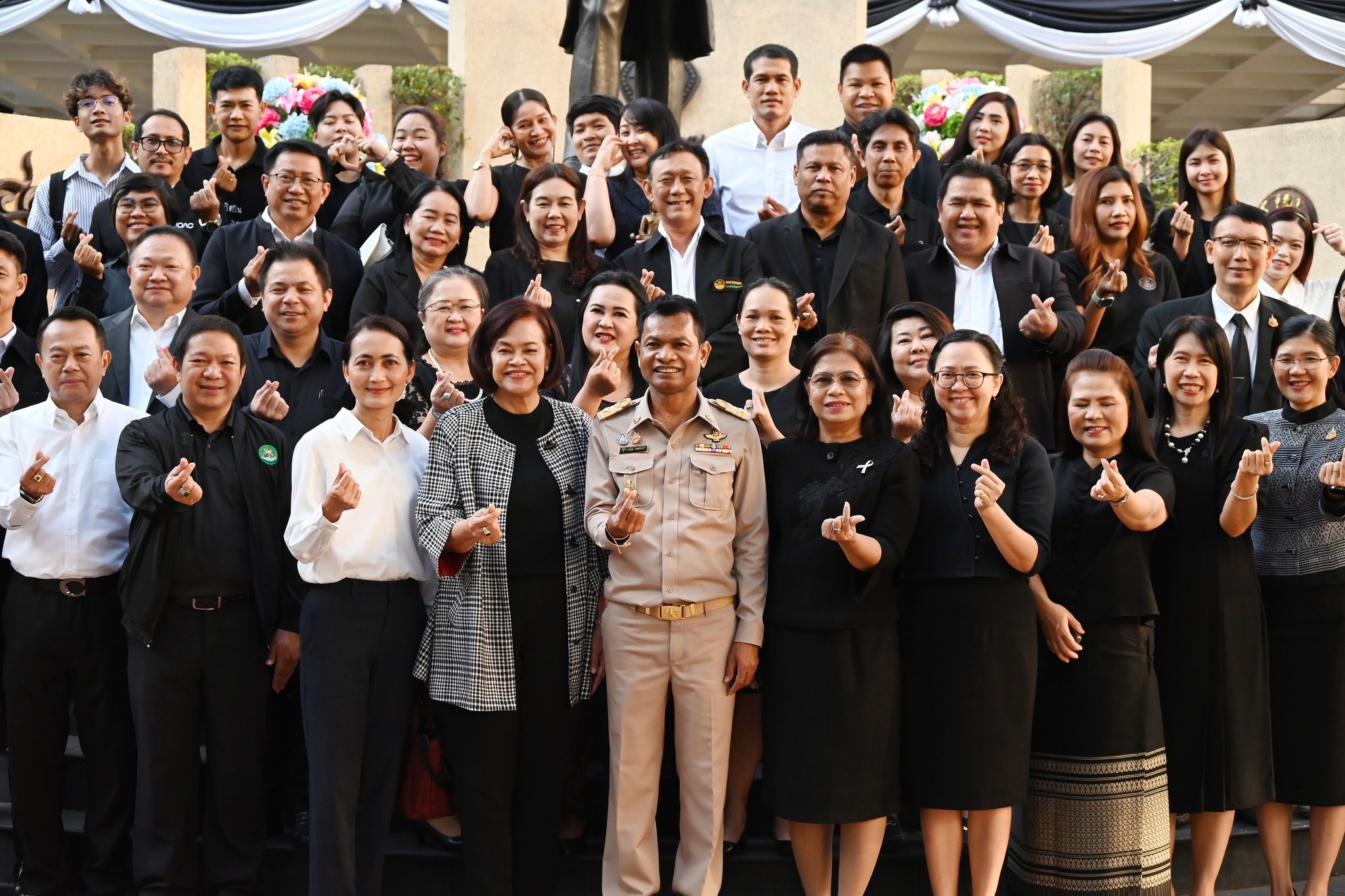 นายมนัส เทพรักษ์ เข้าสักการะสิ่งศักดิ์สิทธิ์ ... พารามิเตอร์รูปภาพ 1