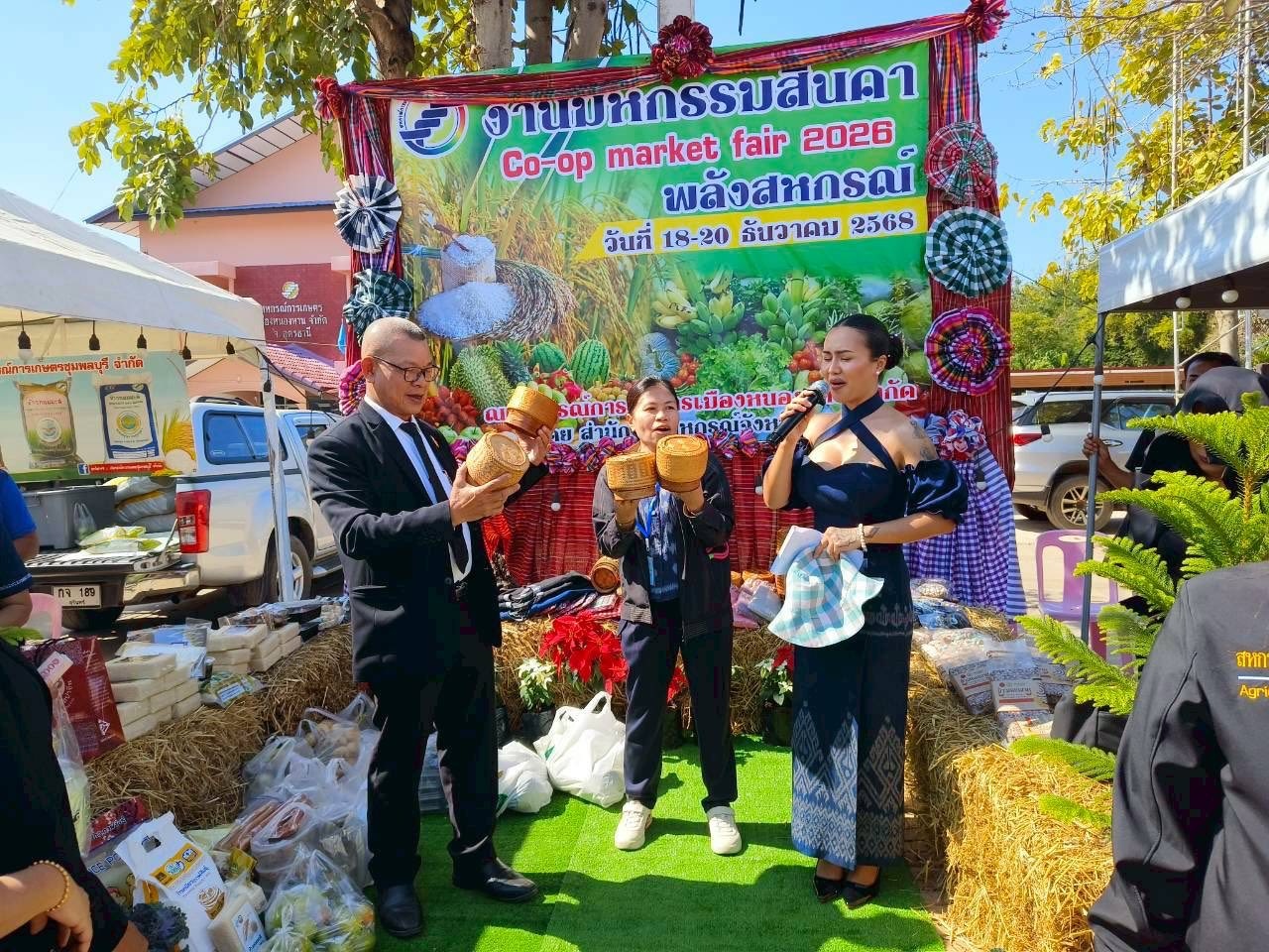 รองอธิบดีกรมส่งเสริมสหกรณ์ เป็นประธานในพิธีเปิดงาน Co-op ... พารามิเตอร์รูปภาพ 1