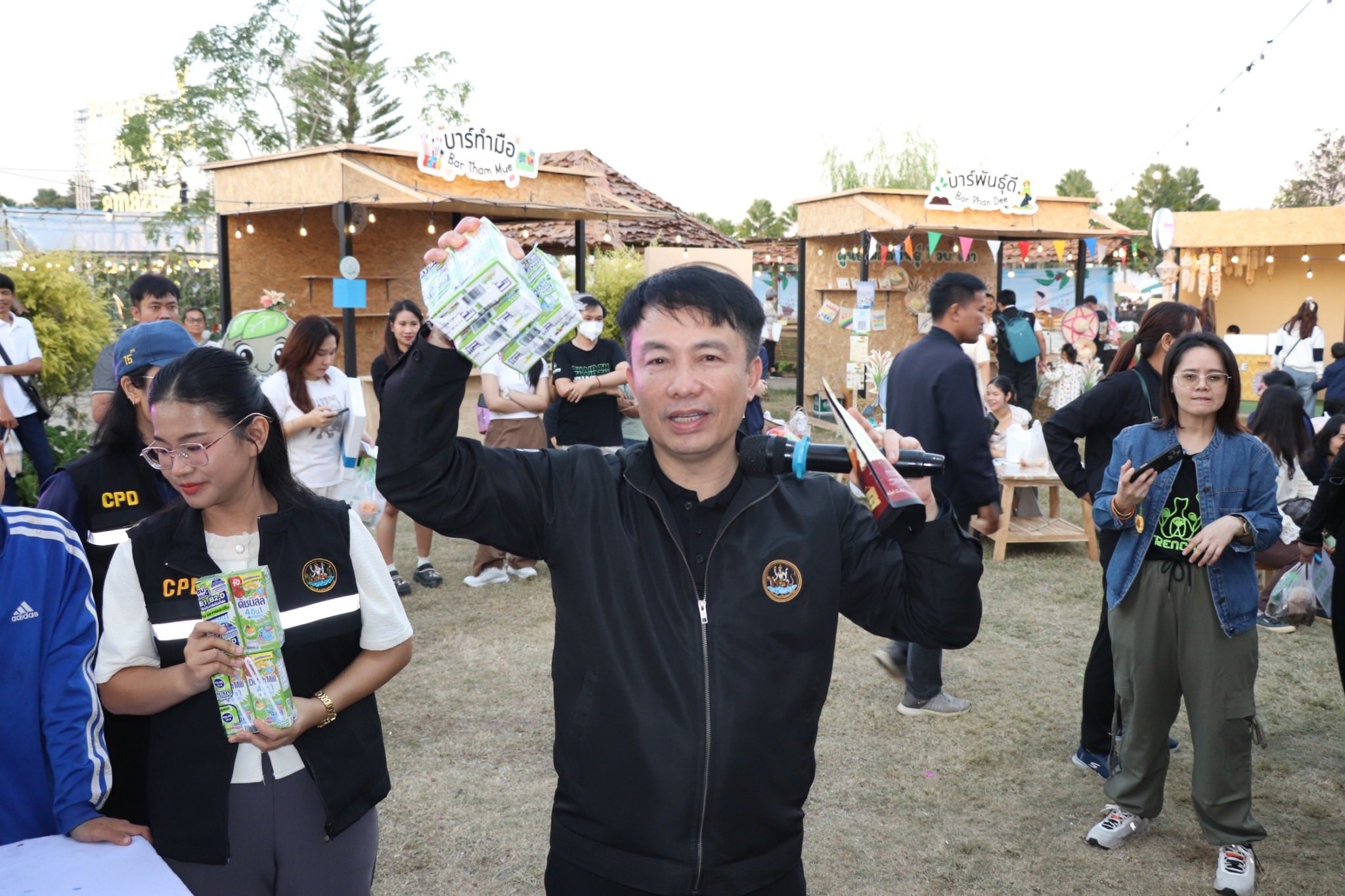 อธิบดีกรมส่งเสริมสหกรณ์ พร้อมด้วย นายสุทัน หล้าแก้ว ... พารามิเตอร์รูปภาพ 1