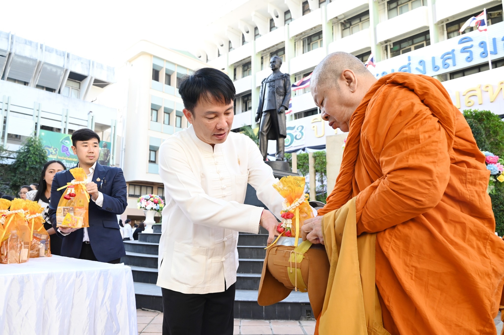 อธิบดีกรมส่งเสริมสหกรณ์ พร้อมด้วย นายประวัติ แดงบรรจง ... พารามิเตอร์รูปภาพ 1