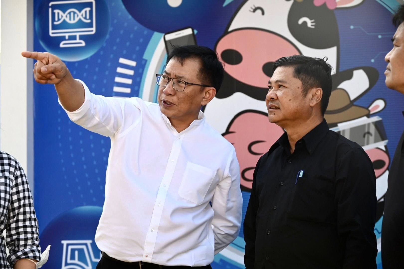 รองอธิบดีกรมส่งเสริมสหกรณ์ พร้อมด้วย นายพิษณุ พินรอด ... พารามิเตอร์รูปภาพ 1