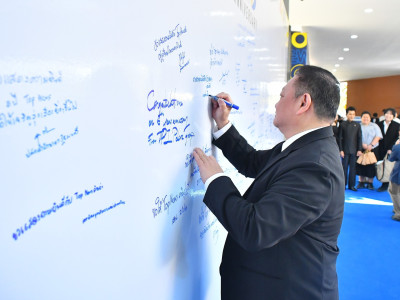 นายสาธิต ปานขำ เลขานุการกรม ในฐานะผู้แทนกรมส่งเสริมสหกรณ์ ... พารามิเตอร์รูปภาพ 9