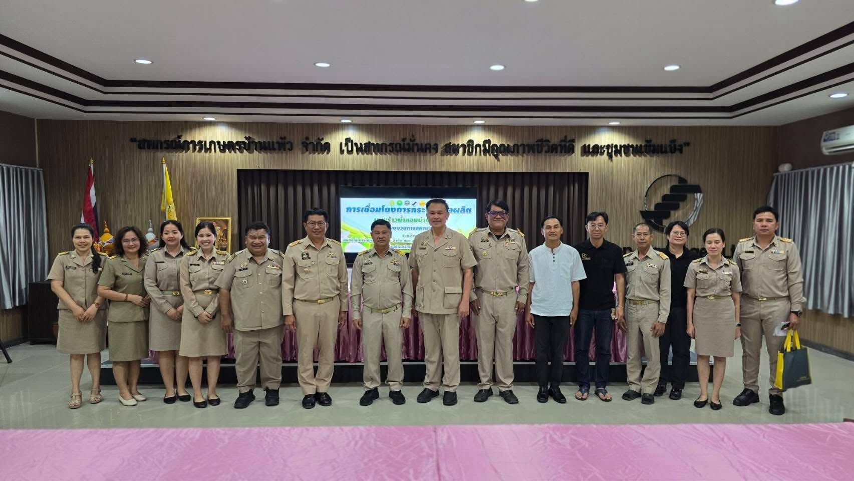 รองอธิบดีกรมส่งเสริมสหกรณ์ ลงพื้นที่สหกรณ์การเกษตรบ้านแพ้ว ... พารามิเตอร์รูปภาพ 1