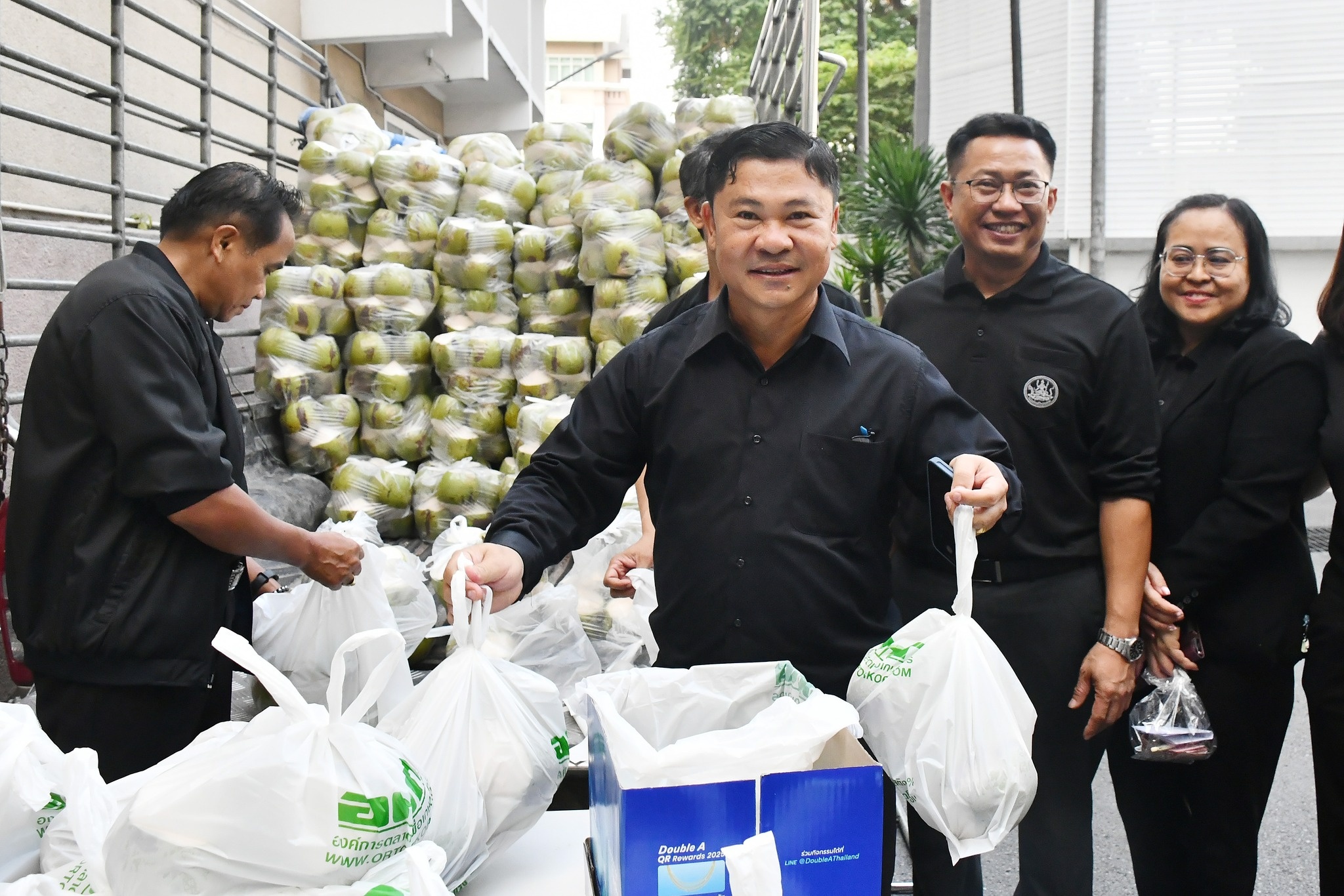 รองอธิบดีกรมส่งเสริมสหกรณ์ พร้อมด้วย ... พารามิเตอร์รูปภาพ 1