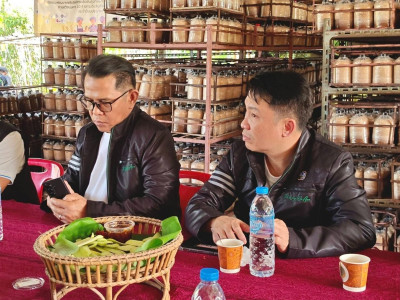 อธิบดีกรมส่งเสริมสหกรณ์ พร้อมด้วย นายกษาปณ์ เงินรวง ... พารามิเตอร์รูปภาพ 15