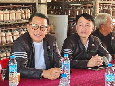 อธิบดีกรมส่งเสริมสหกรณ์ พร้อมด้วย นายกษาปณ์ เงินรวง ... พารามิเตอร์รูปภาพ 3