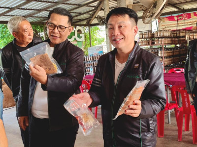 อธิบดีกรมส่งเสริมสหกรณ์ พร้อมด้วย นายกษาปณ์ เงินรวง ... พารามิเตอร์รูปภาพ 4