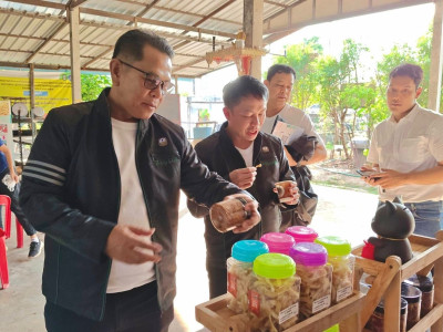 อธิบดีกรมส่งเสริมสหกรณ์ พร้อมด้วย นายกษาปณ์ เงินรวง ... พารามิเตอร์รูปภาพ 9