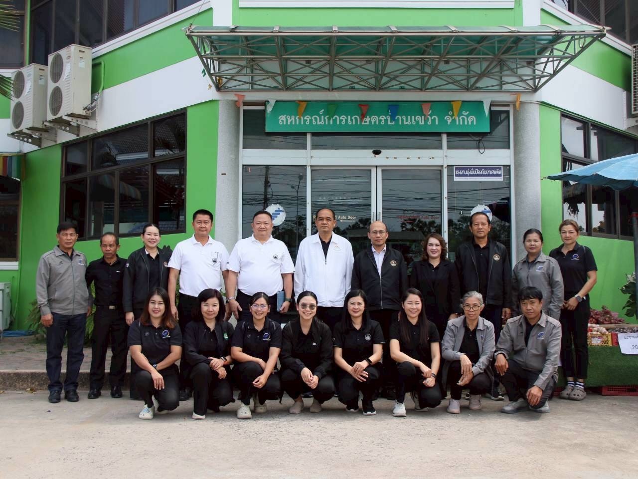 รองอธิบดีกรมส่งเสริมสหกรณ์ พร้อมด้วย นายณัฐพล แป้นนอก ... พารามิเตอร์รูปภาพ 1