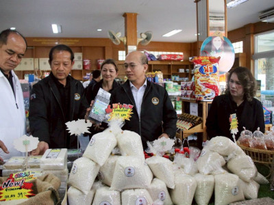 รองอธิบดีกรมส่งเสริมสหกรณ์ พร้อมด้วย นายณัฐพล แป้นนอก ... พารามิเตอร์รูปภาพ 3