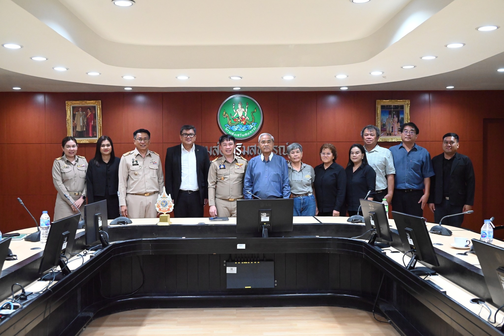 อธิบดีกรมส่งเสริมสหกรณ์ ร่วมพูดคุยหารือ ร่วมกับนายมาโนช ... พารามิเตอร์รูปภาพ 1