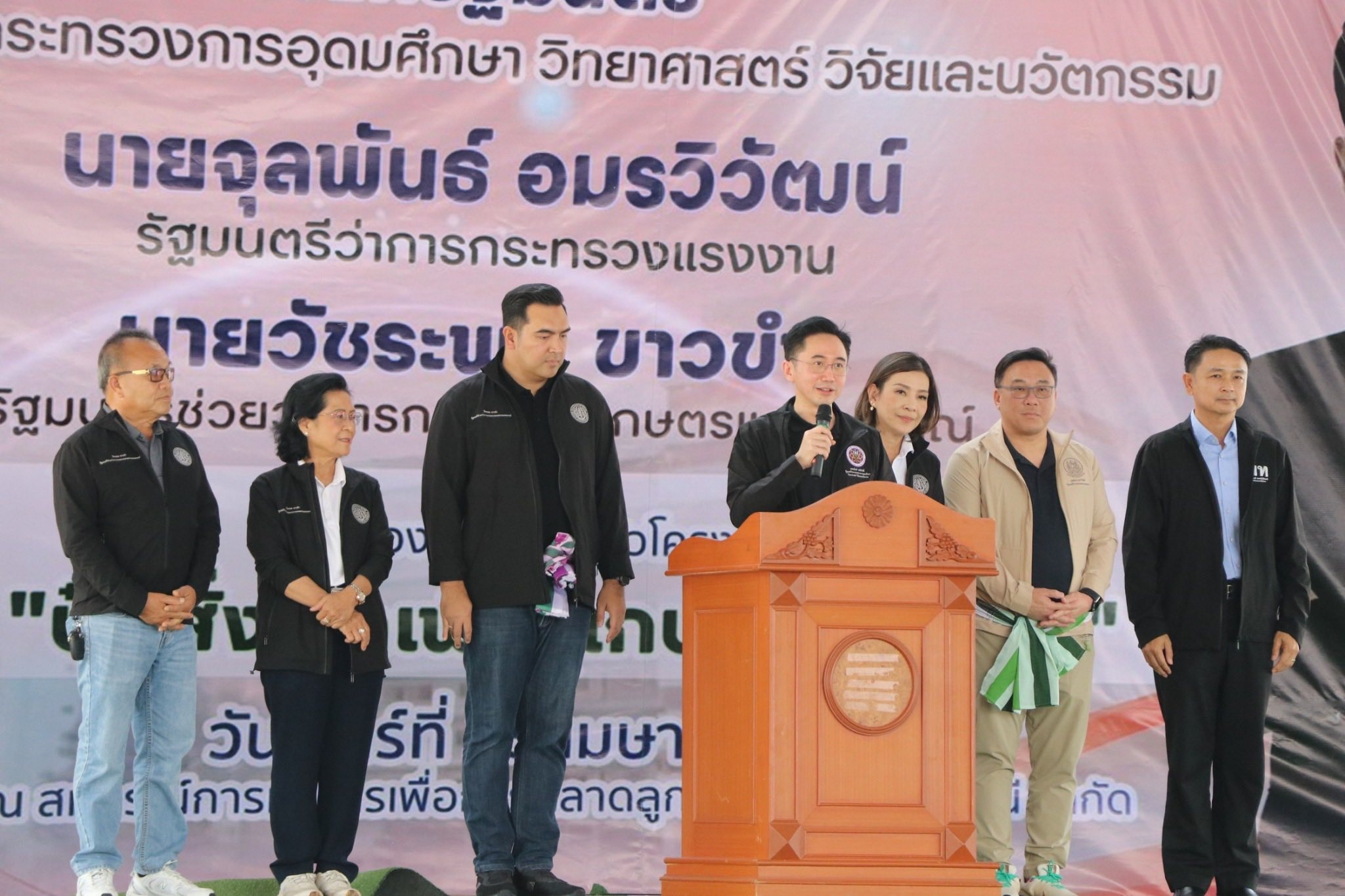 ศ.ดร.ยศชนัน วงศ์สวัสดิ์ รองนายกรัฐมนตรี ... พารามิเตอร์รูปภาพ 1