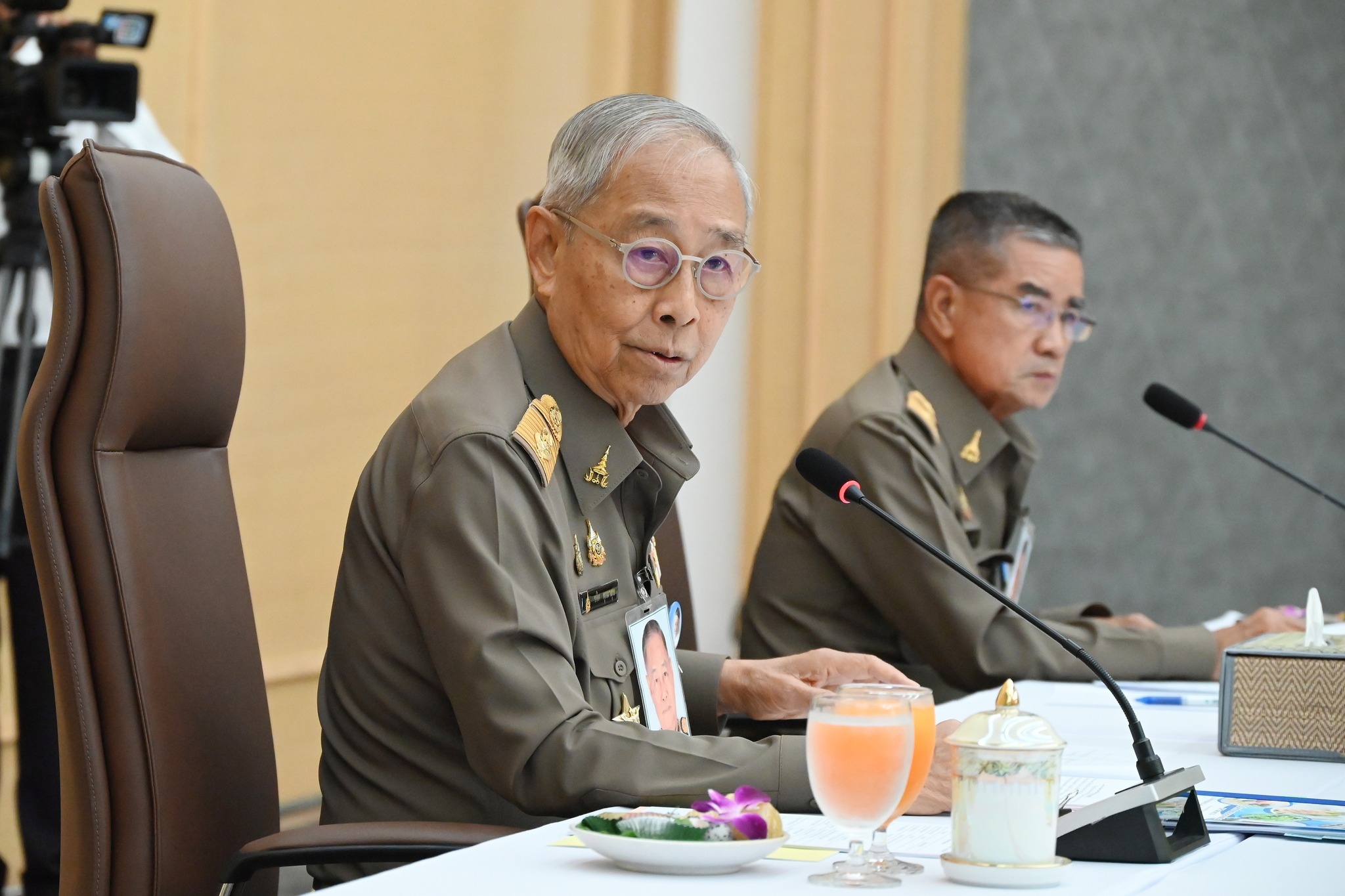 พลอากาศเอก ชลิต พุกผาสุข องคมนตรี ... พารามิเตอร์รูปภาพ 1