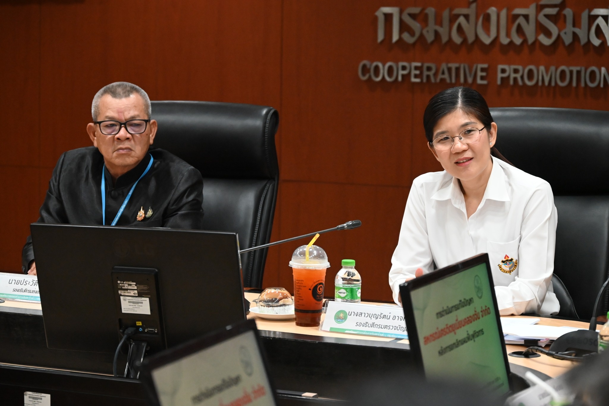 รองอธิบดีกรมส่งเสริมสหกรณ์ พร้อมด้วย นางสาวบุญรัตน์ ... พารามิเตอร์รูปภาพ 1