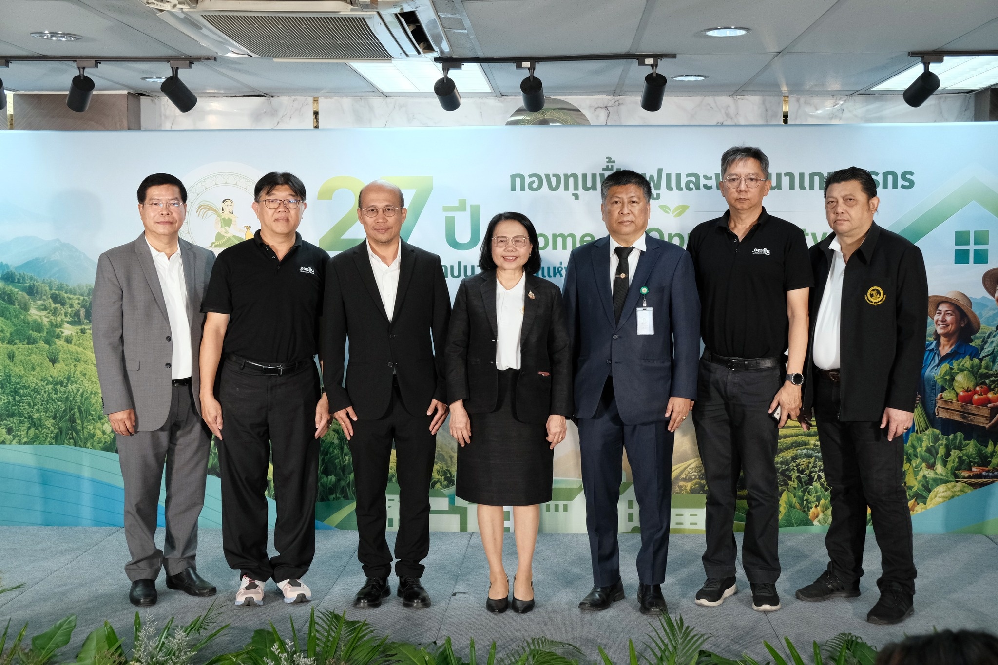 รองอธิบดีกรมส่งเสริมสหกรณ์ พร้อมด้วย นายพิษณุ บัวแก้ว ... พารามิเตอร์รูปภาพ 1