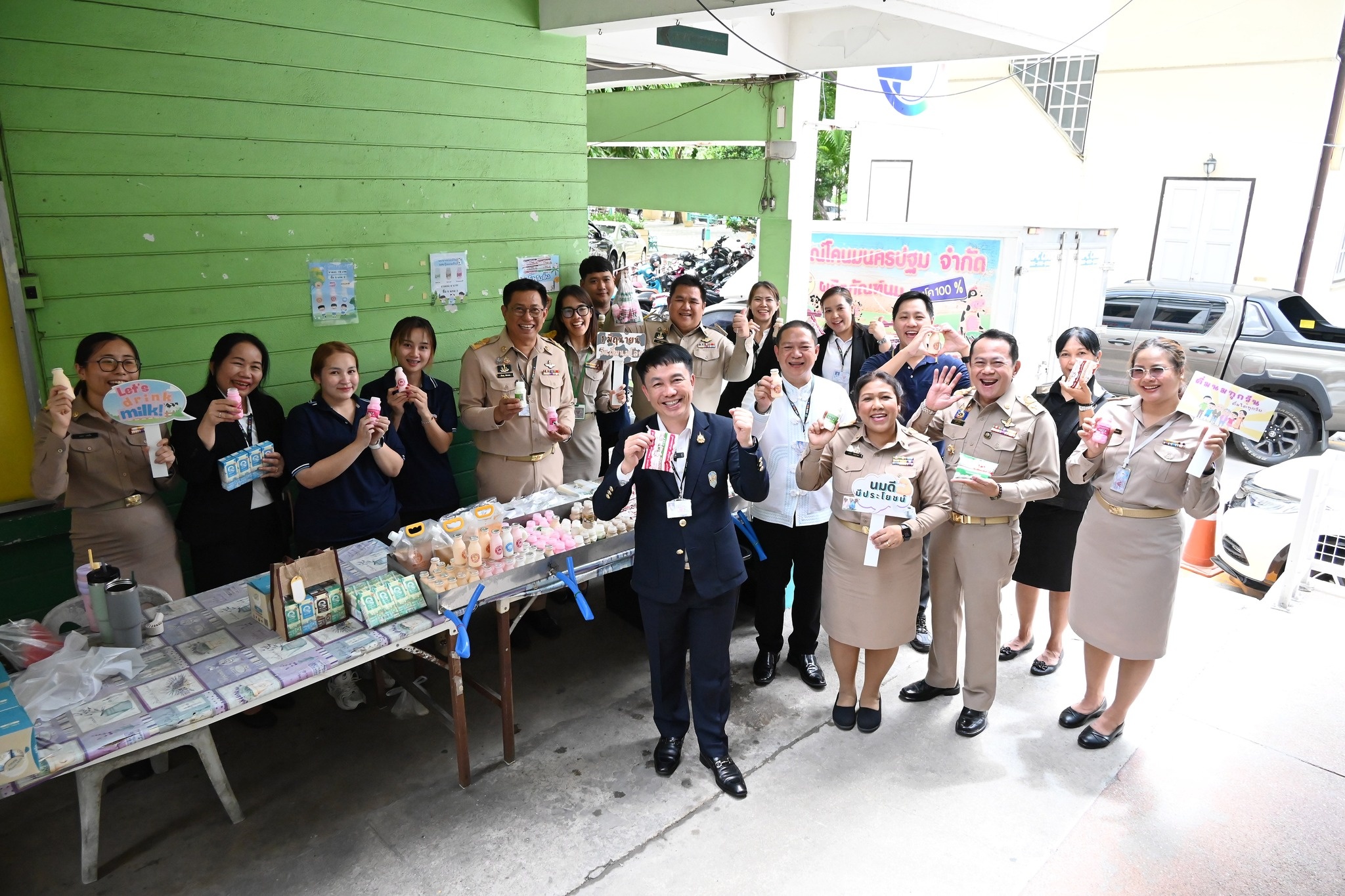 อธิบดีกรมส่งเสริมสหกรณ์ ร่วมบันทึกเทปรณรงค์การดื่มนมโคสดแท้ ... พารามิเตอร์รูปภาพ 1
