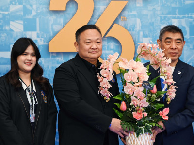 นายสาธิต ปานขำ เลขานุการกรม มอบแจกันดอกไม้ร่วมแสดงความยินดี ... พารามิเตอร์รูปภาพ 3